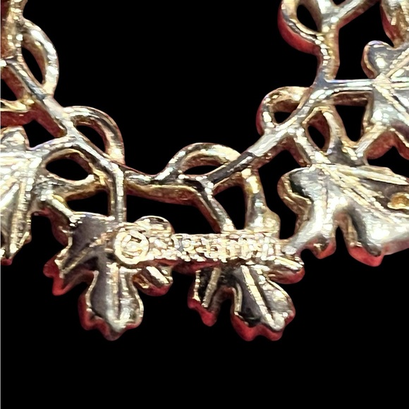 Vintage Sarah Coventry 2tone maple leaf circular brooch - Picture 5 of 5